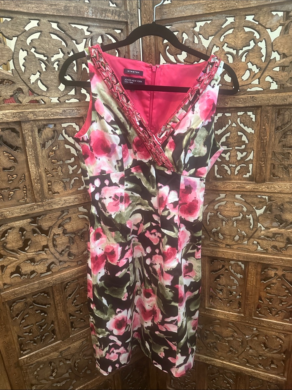Jones New York Floral V-Neck Sheath Dress in Pink & Olive size 6